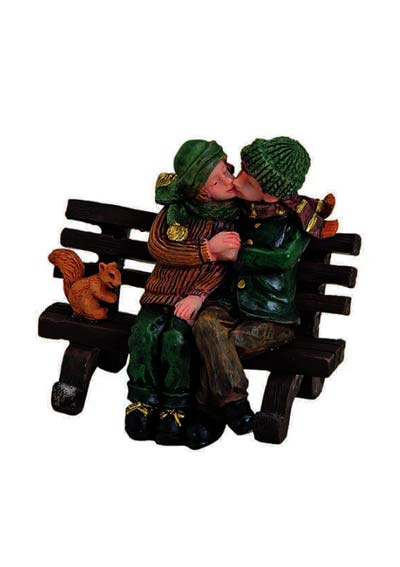Küssendes Paar auf der Bank