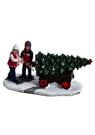 Kinder, die einen Weihnachtsbaum auf einer Kutsche ziehen
