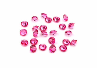„Diamanty“ ružové Materiál plast, počet cca 60ks, priemer cca 1,2cm. Dodávané v krabičke. 3+