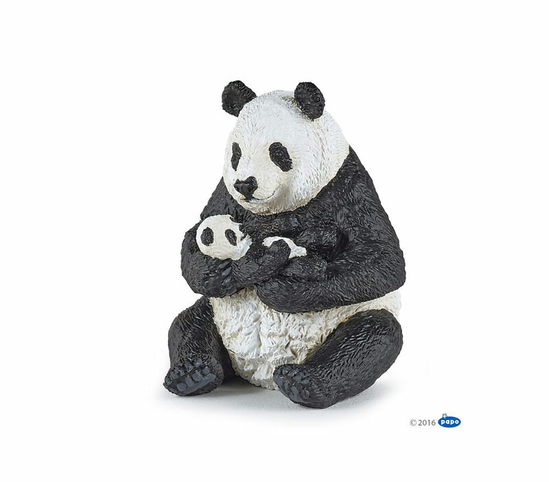 Panda držiaca mláďa v náručí